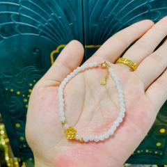 Vòng tay Phỉ thuý trắng 4 li mix charm hoa sen vàng 18k
