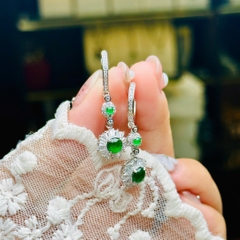 Khuyên Tai Bạc Phỉ Thúy Lục Đế – Vẻ Đẹp Sang Trọng, Quyền Quý