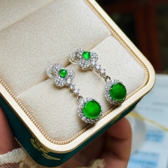 Khuyên Tai Bạc Phỉ Thúy Lục Đế – Vẻ Đẹp Sang Trọng & Phong Thủy