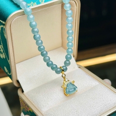 Chuỗi Cổ Lam Ngọc 5mm Mặt Di Lặc Lam Băng Bọc Bạc Phủ Vàng – Tâm An & May Mắn