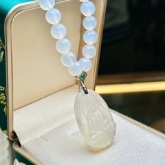 Chuỗi Cổ Mã Não Trắng 8mm Mặt Phật Bản Mệnh A Di Đà – Bình An & May Mắn