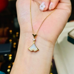 Dây Chuyền Quạt Xà Cừ Bạc Phủ Vàng – Vẻ Đẹp Kiêu Sa & Cổ Điển