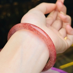 Vòng Tay Thạch Anh Dâu Tây Bản Đũa – Vẻ Đẹp Thanh Khiết, Thu Hút Tài Lộc