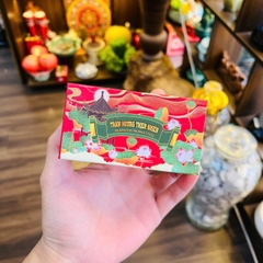 Nhang Thiền, Nhang Trầm Hương Tạo Hình Người Thiền (hộp đỏ) – Độc Bản Thanh Tịnh.