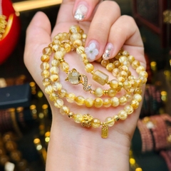 chuỗi thạch anh tóc vàng 5.5mm đồng trục mix charm v18k