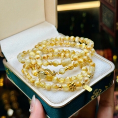 chuỗi thạch anh tóc vàng 5.5mm đồng trục mix charm v18k