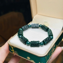 Vòng lu thống phỉ thuý vuông khắc hoa văn