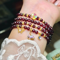 chuỗi ngọc hồng lựu cắt giác 4.5mm mix charm bạc phủ vàng