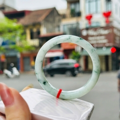 Vòng Bản Tròn Phỉ Thúy Hoa Bay Điểm Đều – Vẻ Đẹp Cổ Điển & Thanh Tao