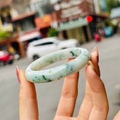 Vòng Bản Tròn Phỉ Thúy Hoa Bay Điểm Đều – Vẻ Đẹp Cổ Điển & Thanh Tao