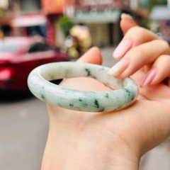 Vòng Bản Tròn Phỉ Thúy Hoa Bay Điểm Đều – Vẻ Đẹp Cổ Điển & Thanh Tao