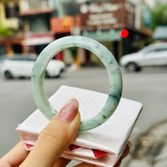 Vòng Bản Tròn Phỉ Thúy Hoa Bay Điểm Đều – Vẻ Đẹp Cổ Điển & Thanh Tao