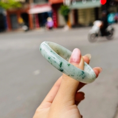 Vòng Bản Tròn Phỉ Thúy Hoa Bay Điểm Đều – Vẻ Đẹp Cổ Điển & Thanh Tao