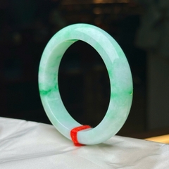 Vòng Ngọc Phỉ Thuý Bạch Đế Thanh – Vẻ Đẹp Thanh Tao & Quý Phái