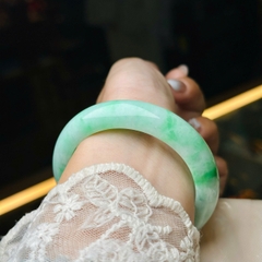 Vòng Ngọc Phỉ Thuý Bạch Đế Thanh – Vẻ Đẹp Thanh Tao & Quý Phái