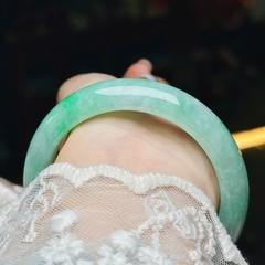 Vòng Tay Ngọc Phỉ Thúy Xanh Cay Bạch Đế Thanh – Vẻ Đẹp Tuyệt Mỹ & Quý Phái