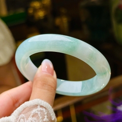 Vòng Bản Tròn Ngọc Phỉ Thúy Băng Hoa – Vẻ Đẹp Thanh Khiết & Quý Phái