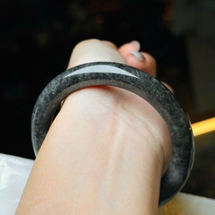 Vòng Bản Tròn Ngọc Phỉ Thúy Đen (Ô Kê Chủng) – Vẻ Đẹp Quyền Quý & Huyền Bí