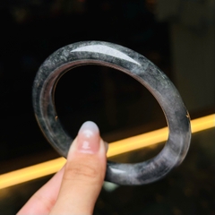 Vòng Bản Tròn Ngọc Phỉ Thúy Đen (Ô Kê Chủng) – Vẻ Đẹp Quyền Quý & Huyền Bí