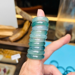 Nhẫn Phỉ Thúy Lam Băng Bản Hẹ – Vẻ Đẹp Thanh Khiết & Sang Trọng