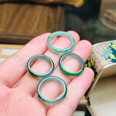 Nhẫn Phỉ Thuý Lam Băng Điểm Phỉ Thuý Lục Đế – Sắc Xanh Cổ Điển & Sang Trọng