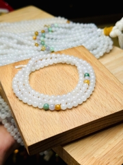 Chuỗi Phỉ Thuý Trắng Điểm Đa Bảo 5li – Vẻ Đẹp Ngũ Sắc & May Mắn