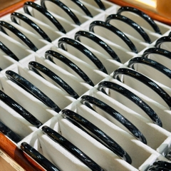 Khối Phỉ Thúy Gà Đen Bản Đũa – Vẻ Đẹp Quyền Lực & Huyền Bí