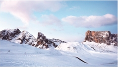 55SVH7F-A  Brightness(Typ.) : 700 cd/m² Bezel : 0.44 mm (Even) Depth : 86.5 mm Interface : HDMI(2)/ DP/ DVI-D/ USB/ RS232C/ RJ45/ Audio/ IR Smart Calibration