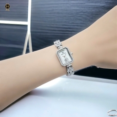 Đồng Hồ Nữ Royal Quartz 2032 Dây Thép Trắng Mặt Trắng Viền Đá