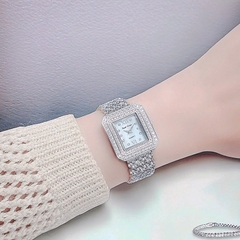 Đồng Hồ Nữ Royal Quartz 3619M Thép Trắng Mặt Trắng Viền Đá