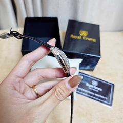 Đồng Hồ Nữ Royal Quartz 3635 Dây Da Đen Mặt Trắng Viền Đá
