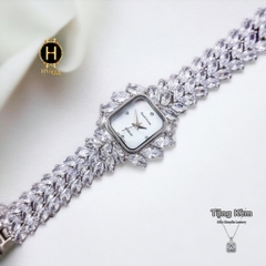 Đồng Hồ Nữ Royal Quartz 6522 Dây Thép Trắng Mặt Trắng Viền Đá Nổi Bật