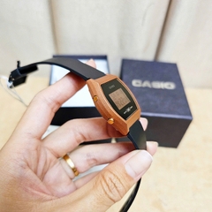 Đồng Hồ Nữ Casio LW-204-1ADF Dây Cao Su Đen Mặt Đen Viền Hồng