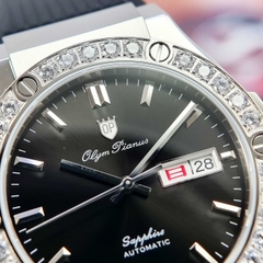 Đồng Hồ Nam Olym Pianus Automatic OP990-45ADGS-GL-D Dây Casu Đen Mặt Đen Sapphire