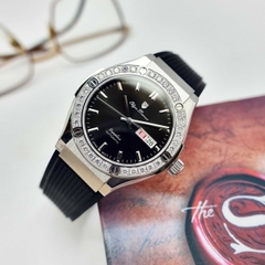 Đồng Hồ Nam Olym Pianus Automatic OP990-45ADGS-GL-D Dây Casu Đen Mặt Đen Sapphire