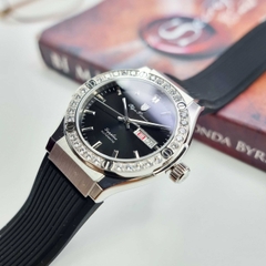 Đồng Hồ Nam Olym Pianus Automatic OP990-45ADGS-GL-D Dây Casu Đen Mặt Đen Sapphire
