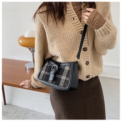 Túi Đeo Vai Chất Dạ Nữ - Giỏ Xách Đeo Chéo Mona - tt230152