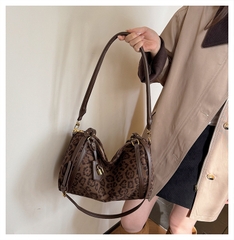 Túi Vai Da Báo Size To Gu Cá Tính - tt251141