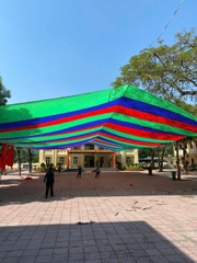 Dù Che Sân Trường