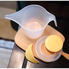 Ca nhựa đánh trứng và kem có nắp 1,5L
