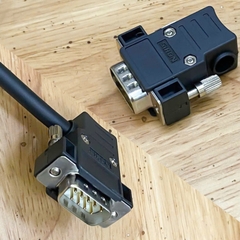 Vỏ ốp cho đầu hàn DB9 DB15 3 hàng vuông góc Siron X820-9 - Housing for 9-pin and 15-pin 3-row right-angle D-SUB soldering connectors.