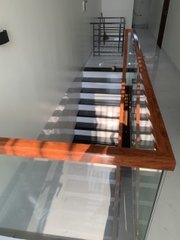 Tay vịn nhựa màu gỗ gõ vuông 60*60