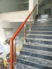 Tay vịn nhựa màu gỗ gõ vuông 60*60