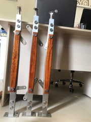 Trụ Kính Inox Má Gỗ