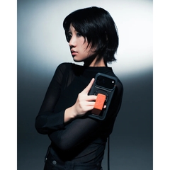 Ốp Lưng Cho iPhone 17 Pro/ 17 Pro Max SKINARMA PHANTOM Mag-Charge Grip-Stand Tích Hợp Vòng Sạc Không Dây Chân Đế Móc Tay