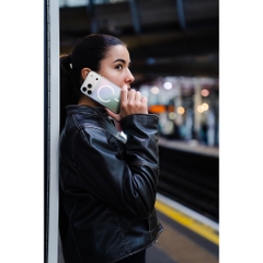 Ốp lưng iPhone 17 Series UNIQ Iridescia Hiệu Ứng Holographic Chuyển Sắc Cầu Vồng Sạc Không Dây MagClick