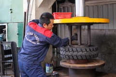 THAY LỐP XE NÂNG 400-8 | ÉP LỐP ĐẶC XE NÂNG 400-8