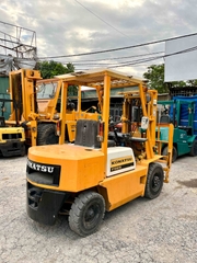 XE NÂNG DẦU KOMATSU 2,5 Tấn FD25-10