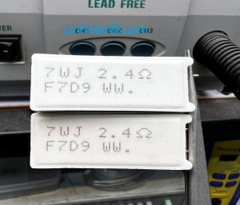 Điện Trở Cắm Sứ Trắng 2R4 2.4R 7W Dáng Đứng