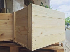 Dùng thùng gỗ để bọc xe máy